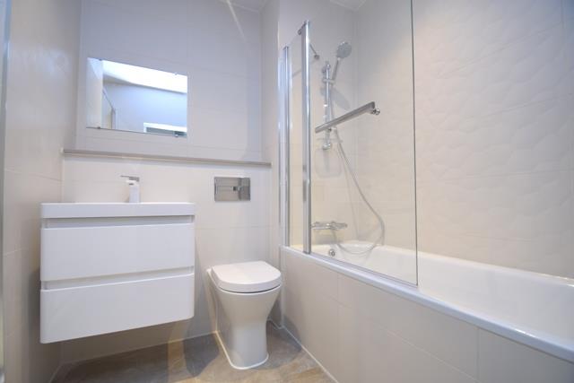 Flat Frithwood Avenue in Greater London