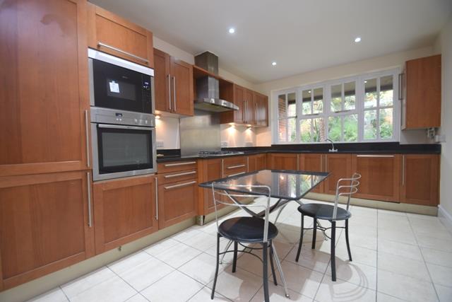 Flat Frithwood Avenue in Greater London