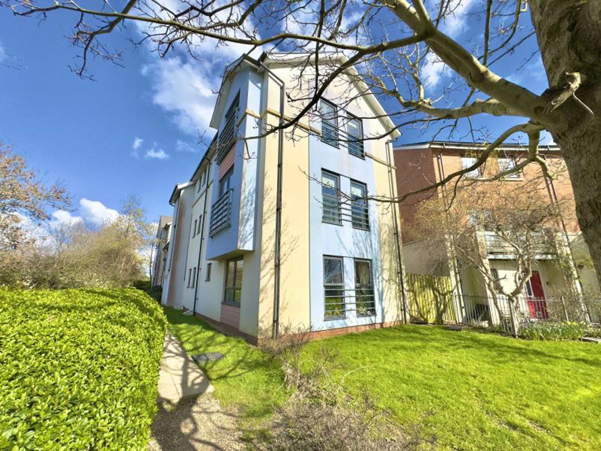 Flat Guillemot Road in Bristol