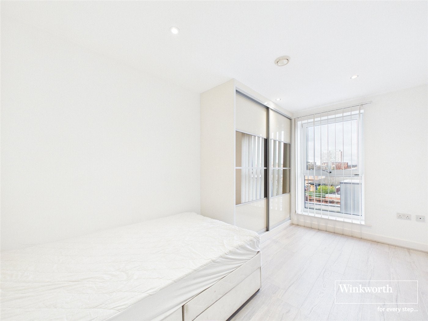 Flat Zenith Close in Greater London