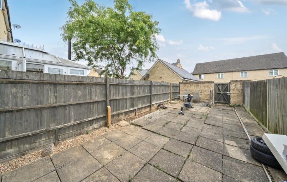 House Bluebell Way in Carterton