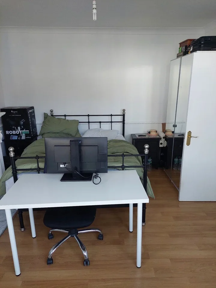 Room Lyndhurst Gardens in Greater London
