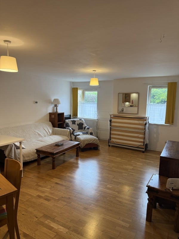 Flat Willowbrae Road in City of Edinburgh