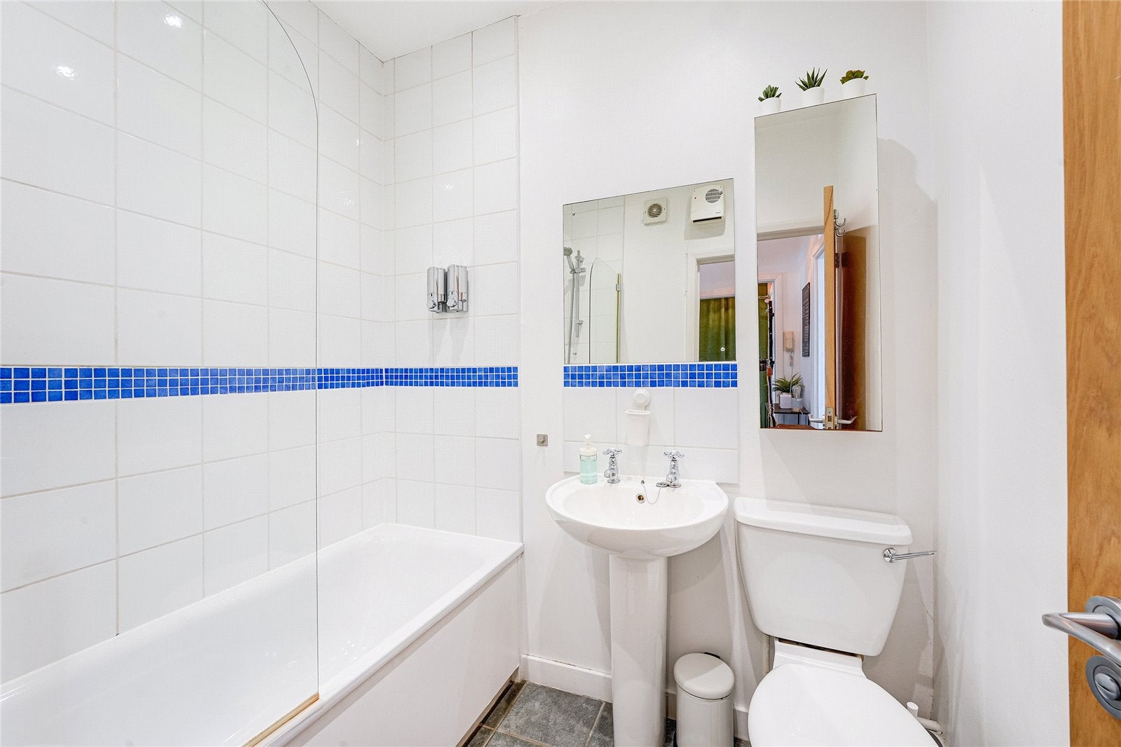 Flat Beauchamp Road in Greater London