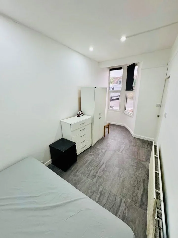 Flat Upper Teddington Road in Greater London