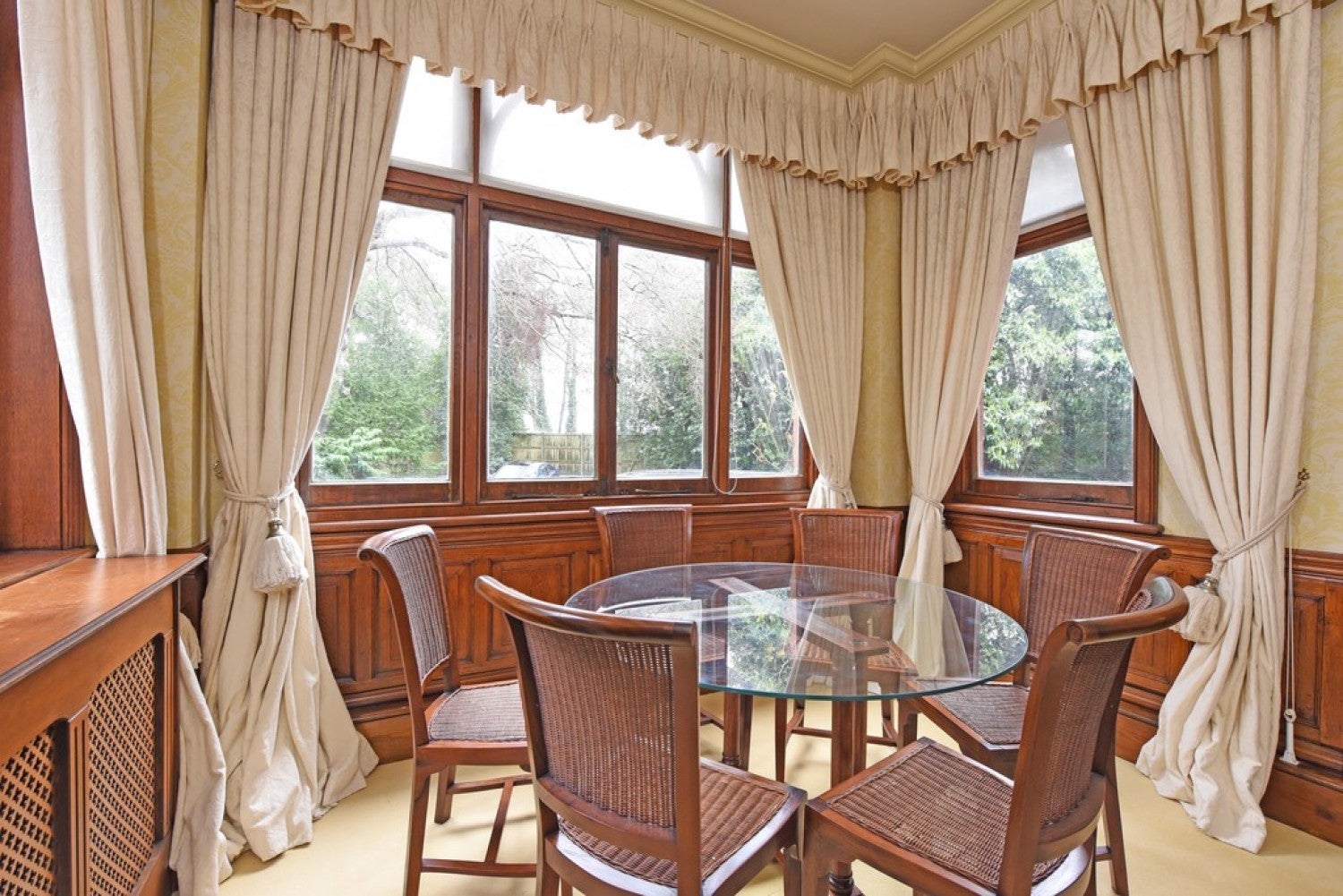 Flat Burleigh Road in Ascot