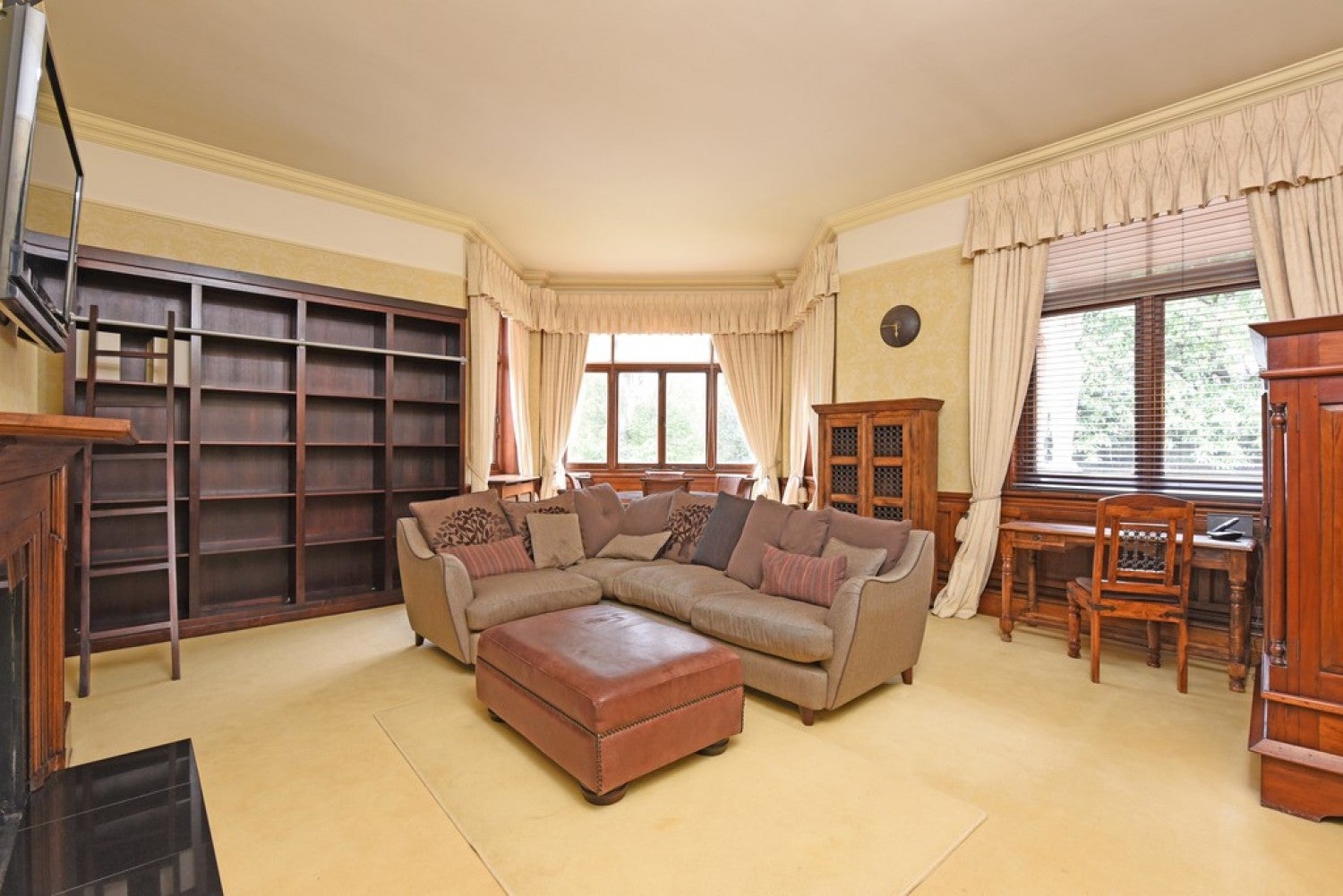 Flat Burleigh Road in Ascot