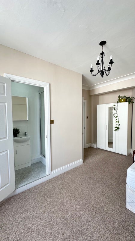 Flat Finchley Road in Greater London