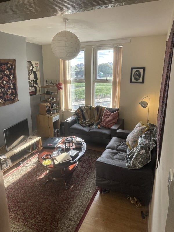 Room Hartley Avenue in Leeds