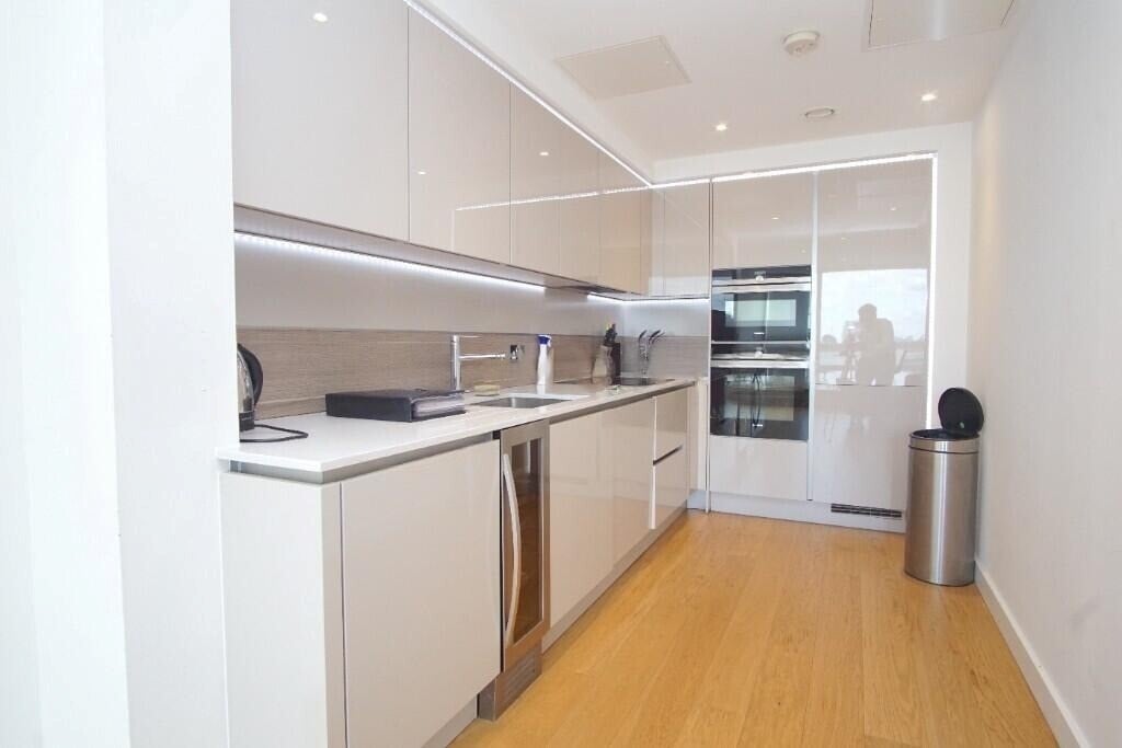 Flat Holland Park Avenue in Greater London