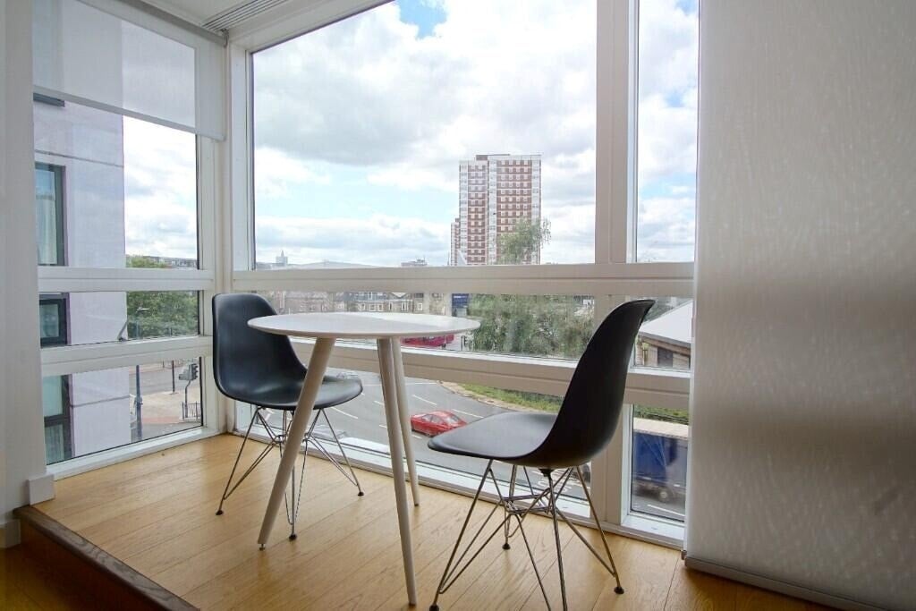 Flat Holland Park Avenue in Greater London