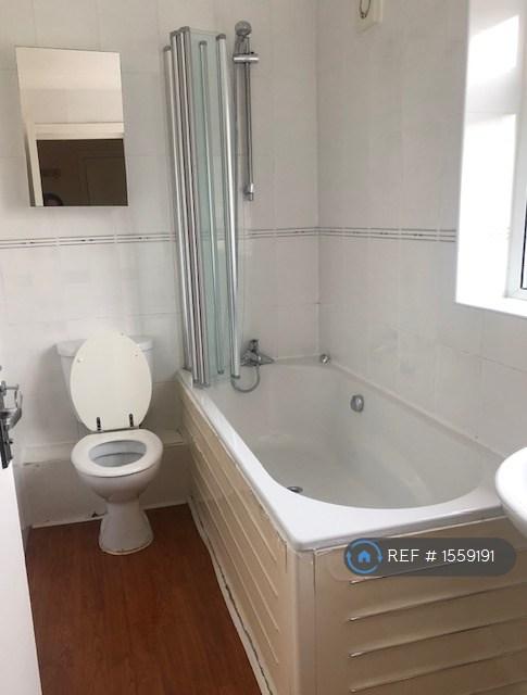 Flat Burchell Road in Greater London