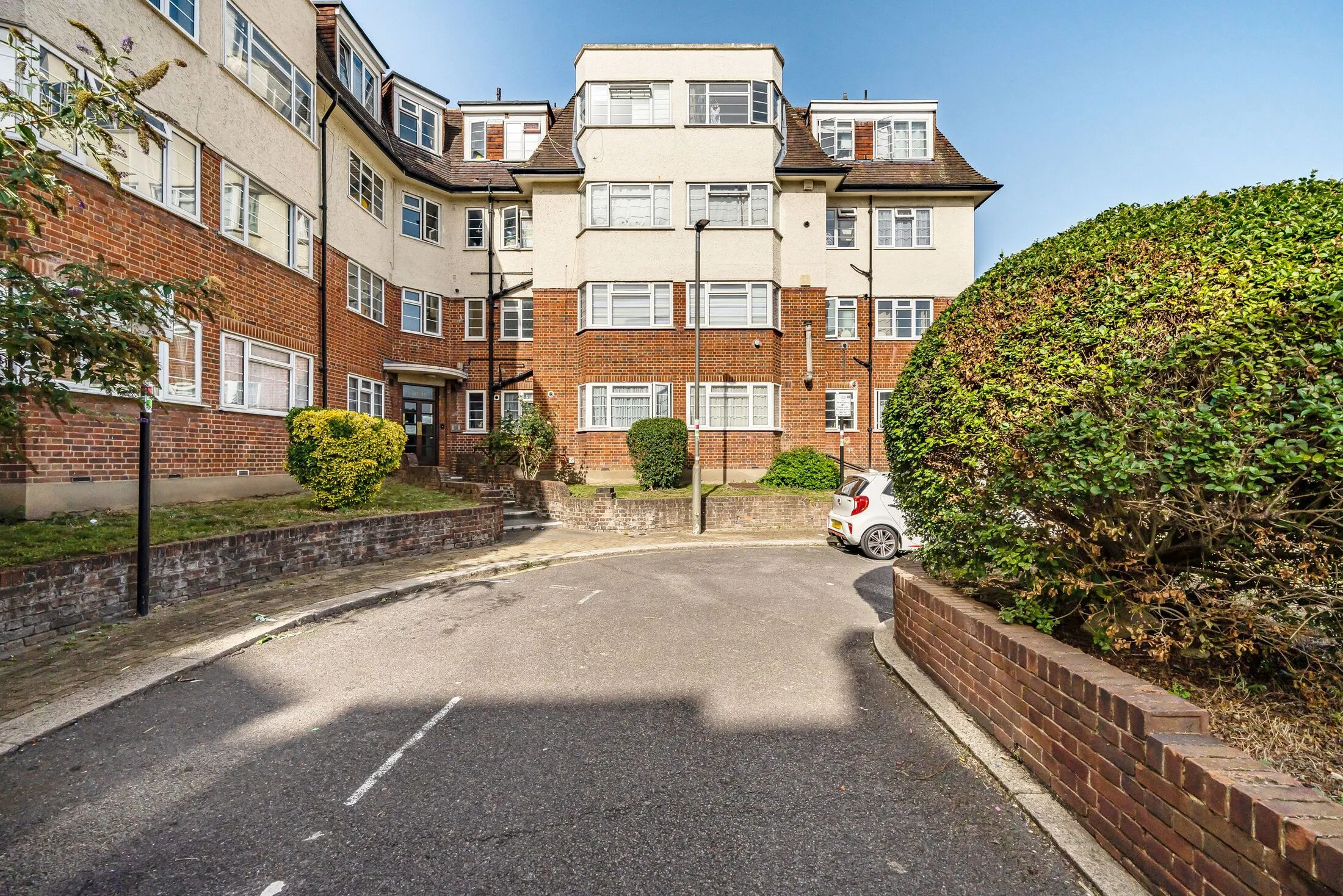 Flat Holmbury Court in Greater London