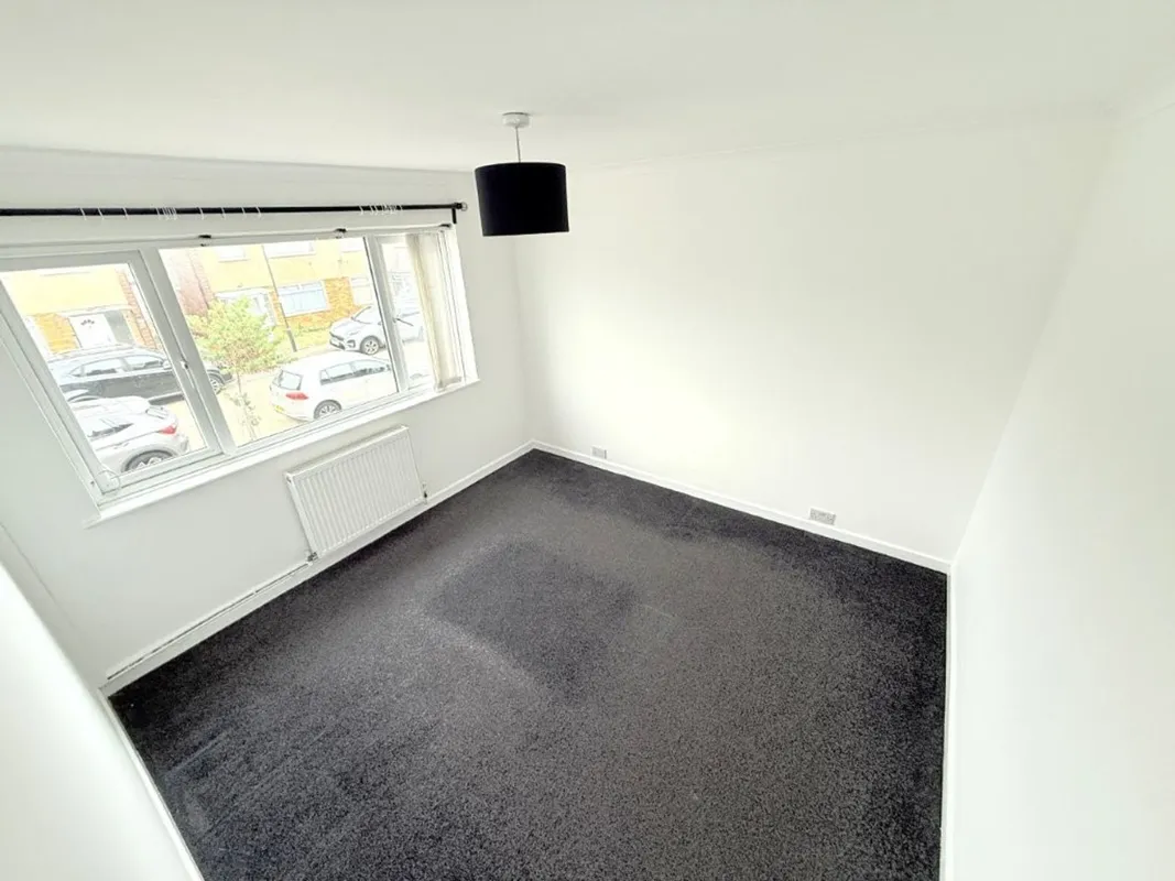 Flat Holmbridge Gardens in Greater London