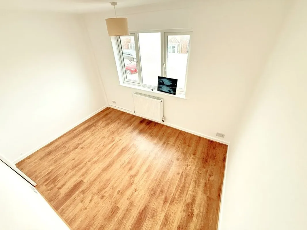 Flat Holmbridge Gardens in Greater London