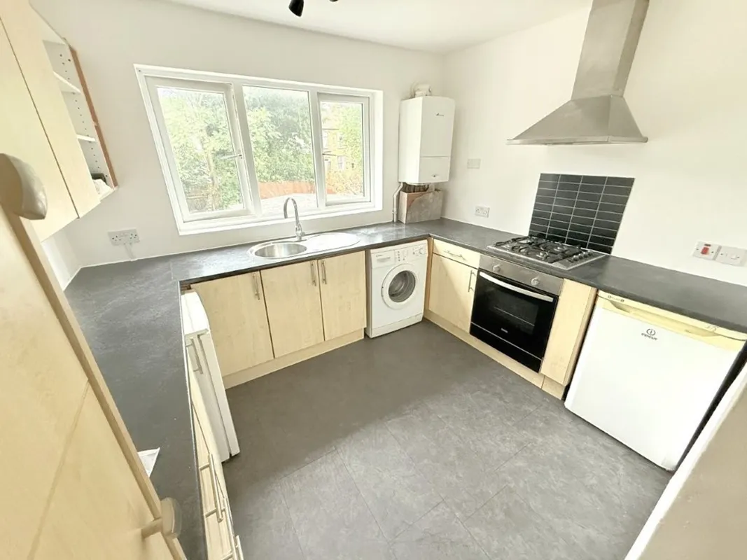 Flat Holmbridge Gardens in Greater London