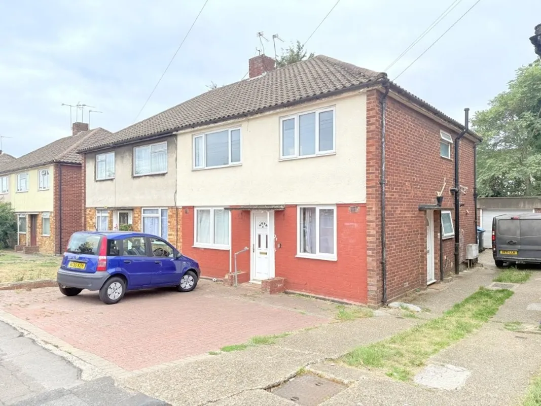 Flat Holmbridge Gardens in Greater London
