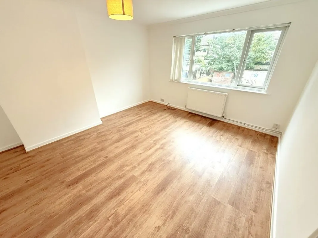 Flat Holmbridge Gardens in Greater London