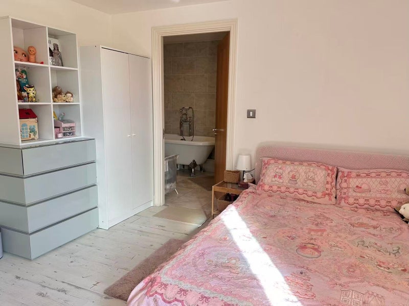 Flat Booth Road in Greater London