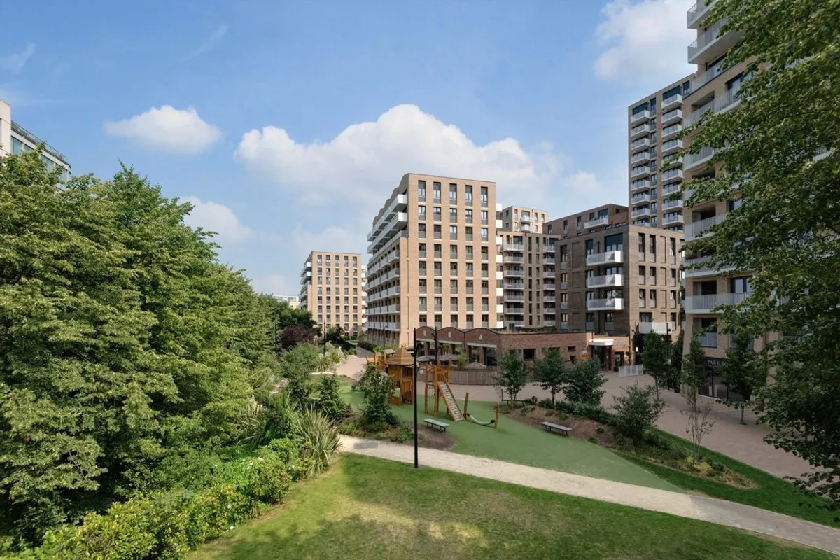 Flat Lakeside Drive in Greater London