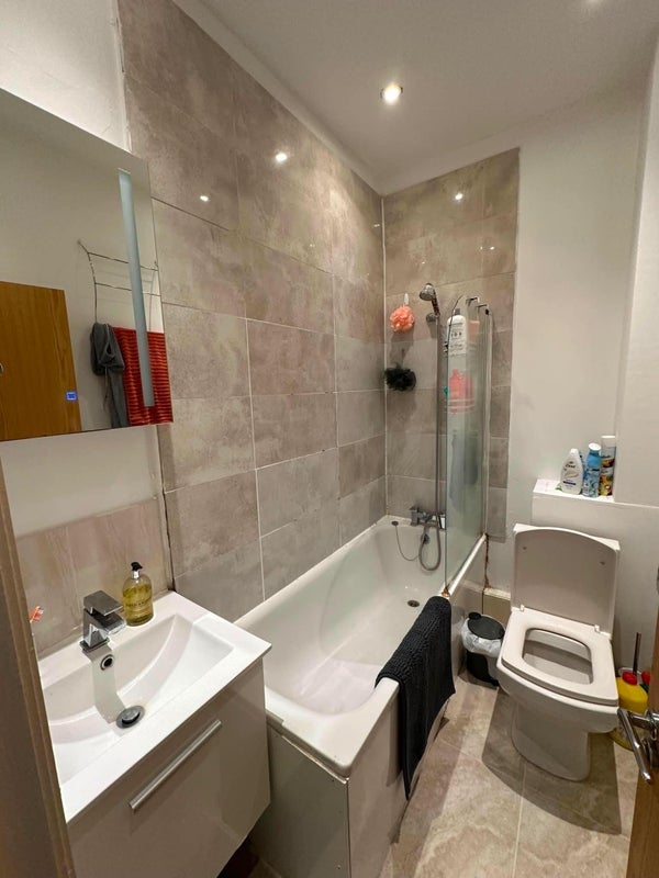 Room Hartham Road in Greater London