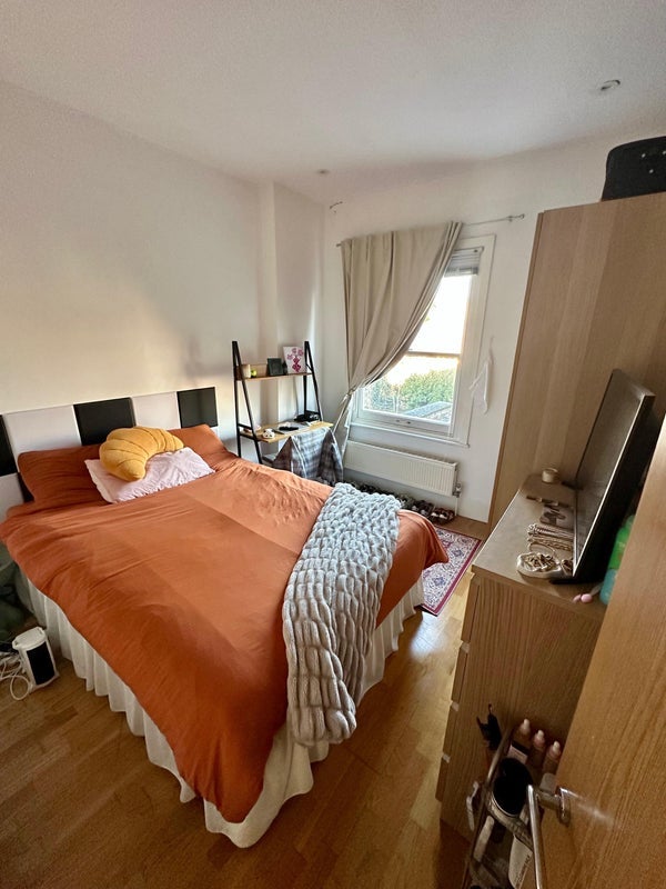 Room Hartham Road in Greater London