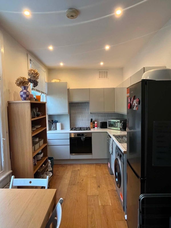 Room Hartham Road in Greater London