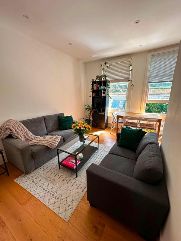 Room Hartham Road in Greater London