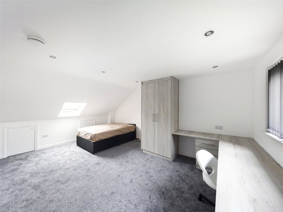 Room Lower Road in Nottingham