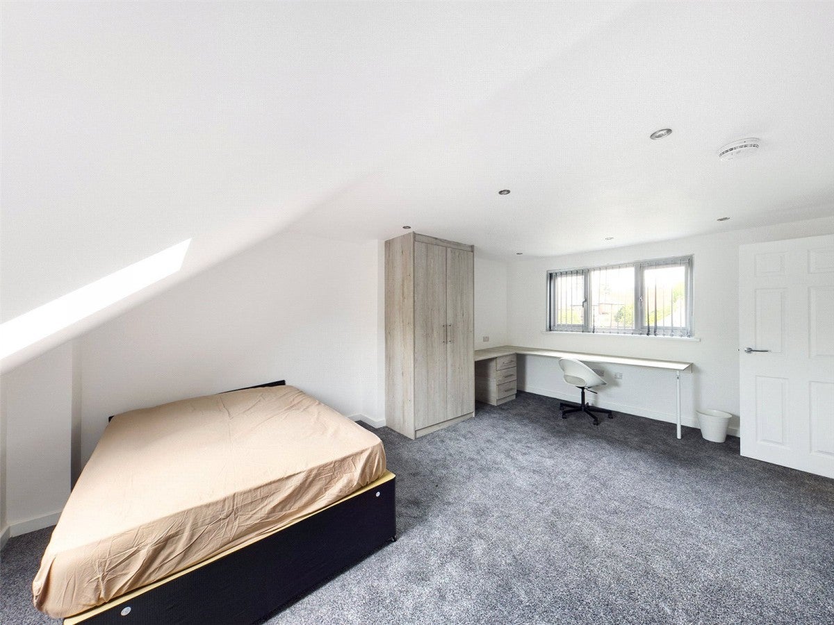 Room Lower Road in Nottingham
