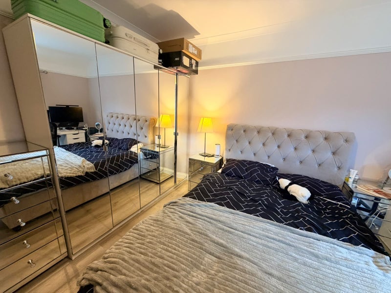 Room Hoylake Road in Greater London