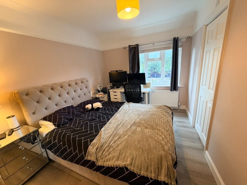 Room Hoylake Road in Greater London
