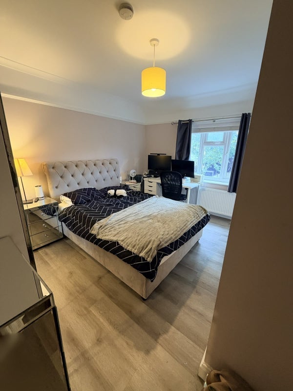 Room Hoylake Road in Greater London