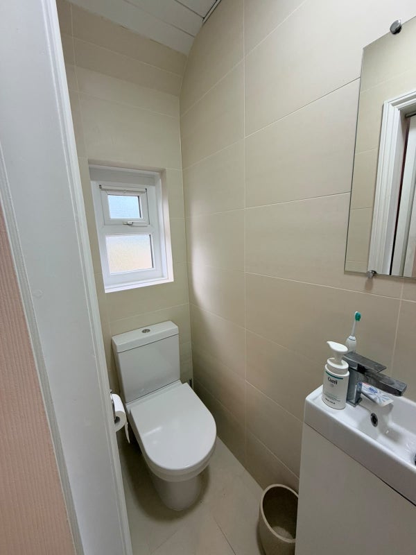 Room Hoylake Road in Greater London