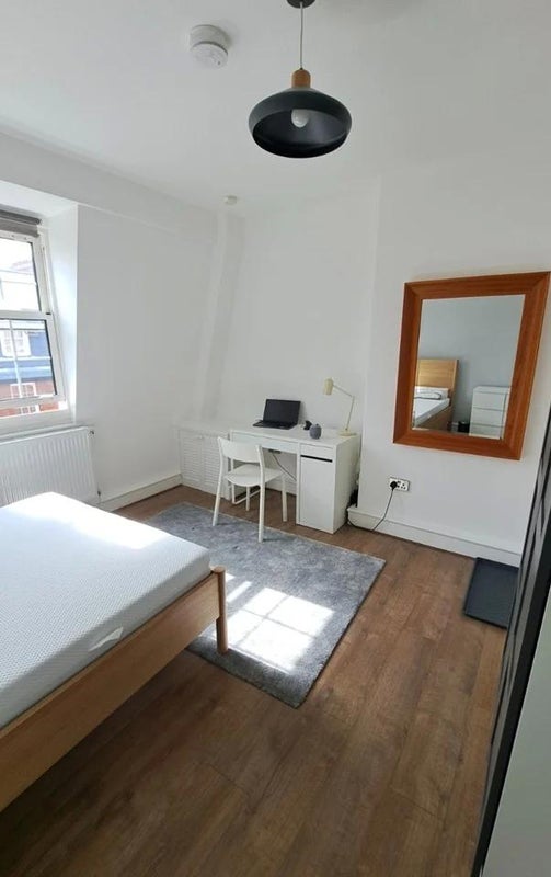 Room Artichoke Place in Greater London