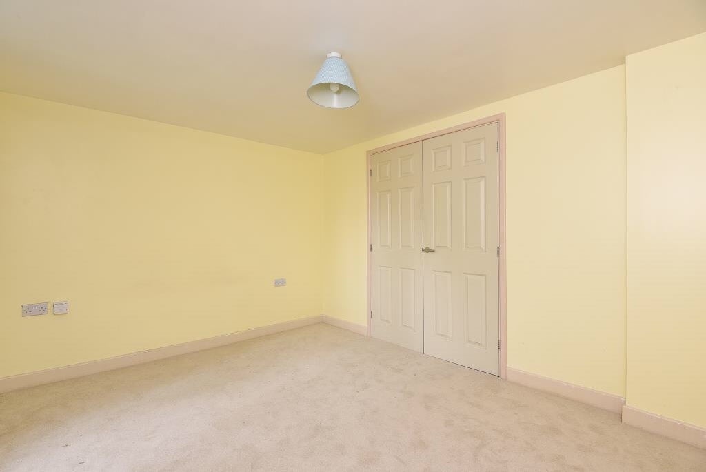 Flat Kennington Road in Vale of White Horse
