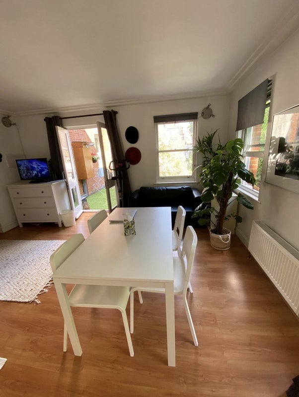 Room Finchley Road in Greater London