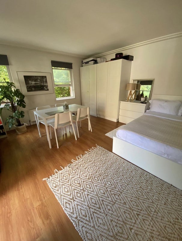 Room Finchley Road in Greater London