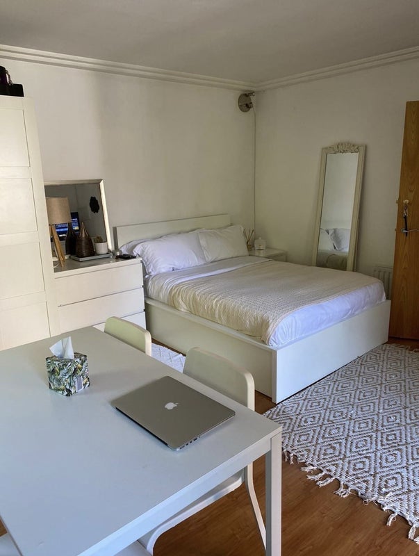 Room Finchley Road in Greater London