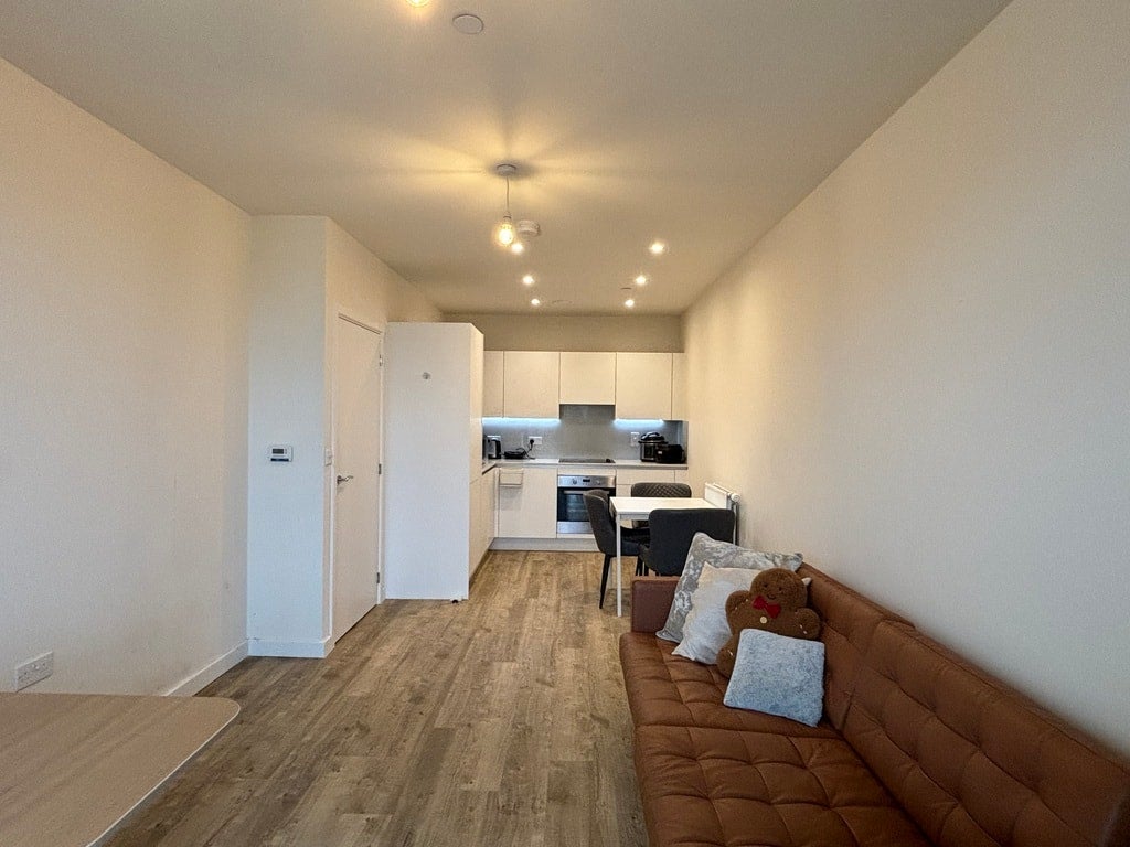 Flat Watkin Road in Greater London