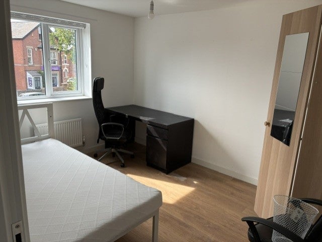 Room Henton Row in Nottingham