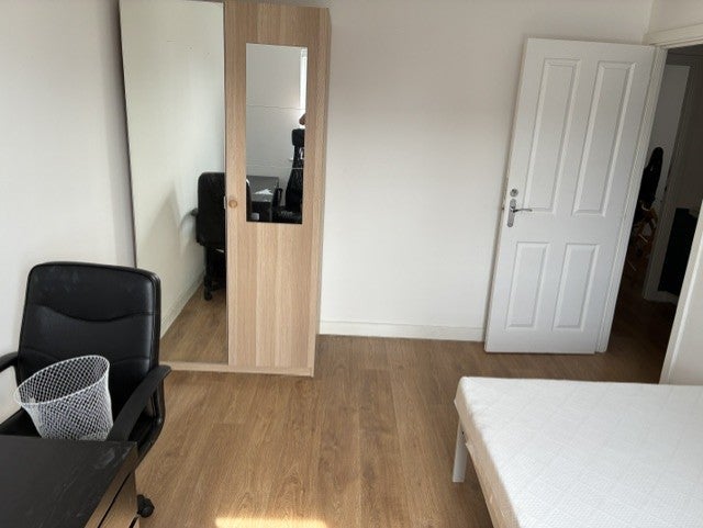 Room Henton Row in Nottingham