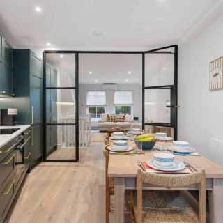 Flat Kensington High Street in Greater London