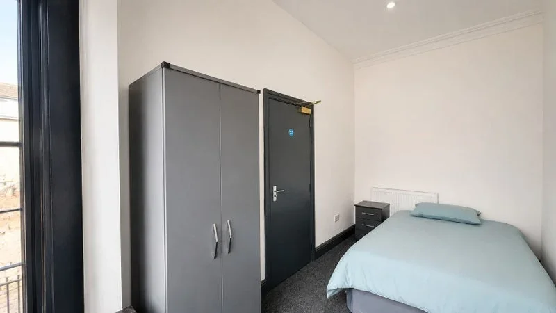 Room Thurnscoe Road in Bradford