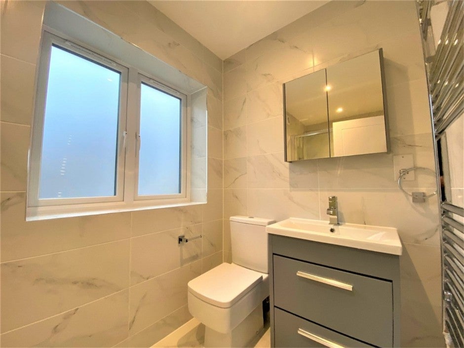 Flat Pield Heath Road in Greater London