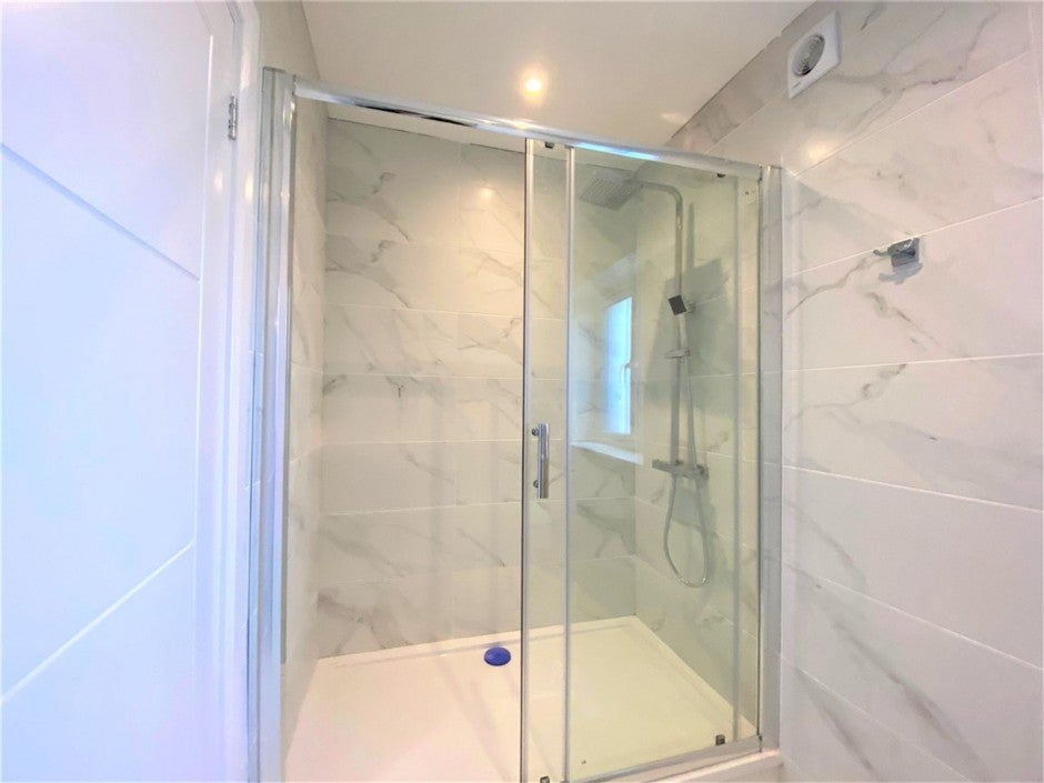 Flat Pield Heath Road in Greater London