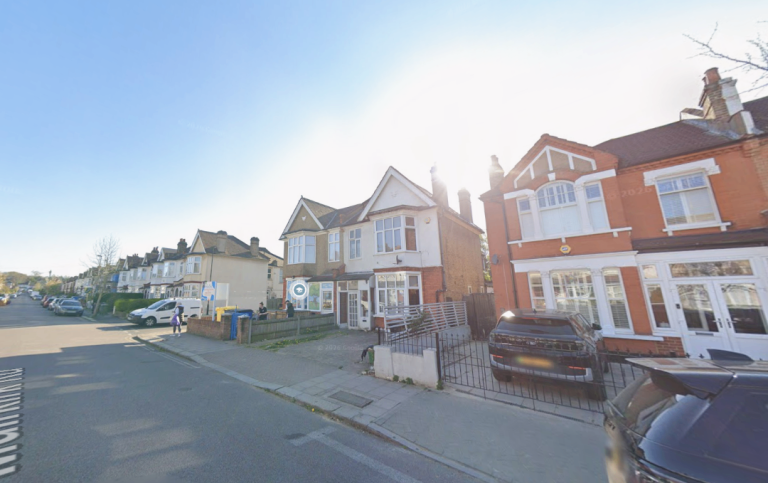 Flat Muirkirk Road in Greater London
