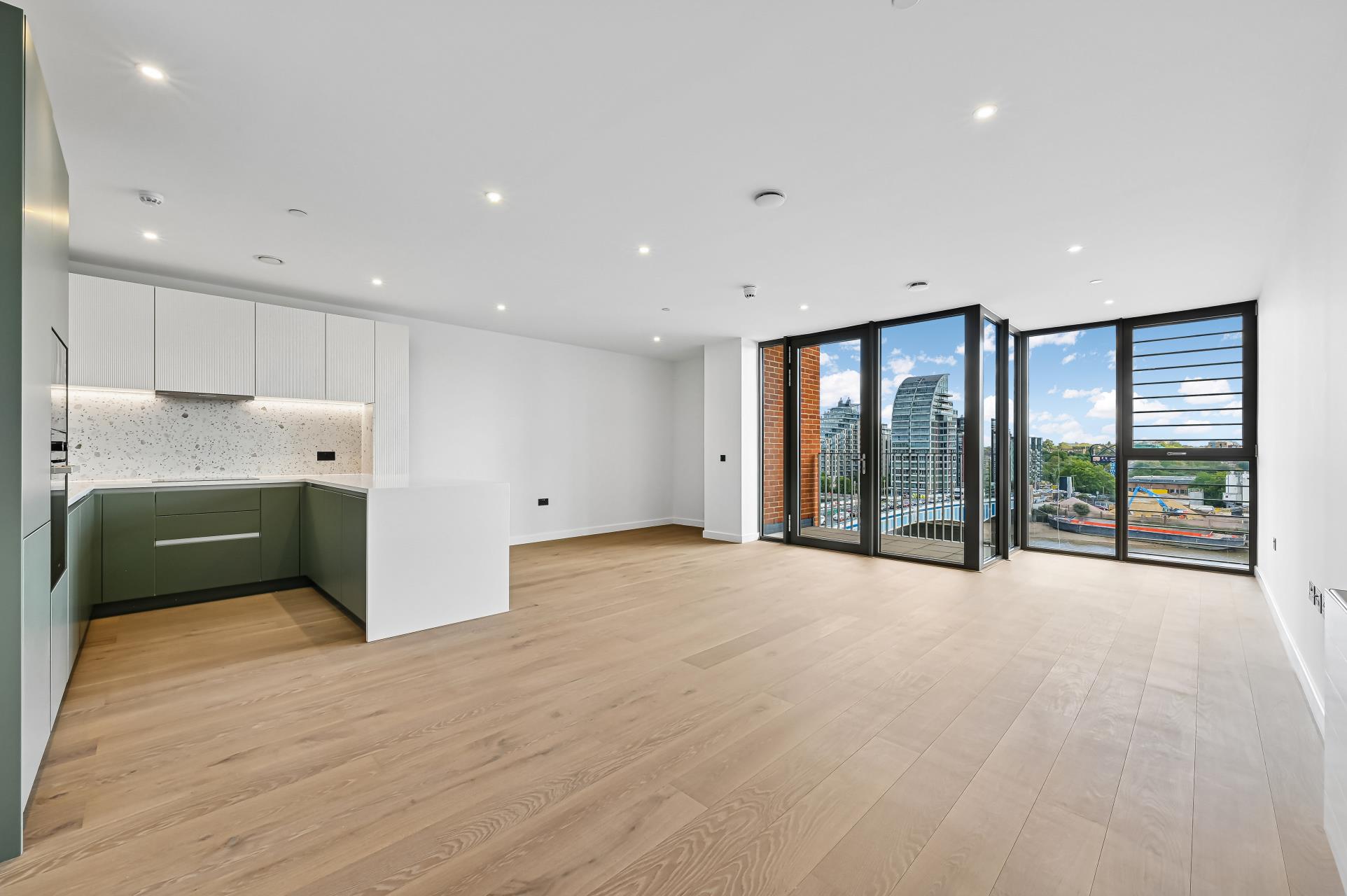 Flat Carnwath Road in Greater London