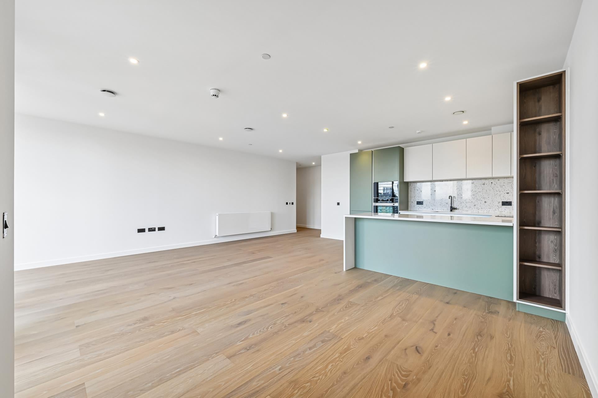 Flat Carnwath Road in Greater London