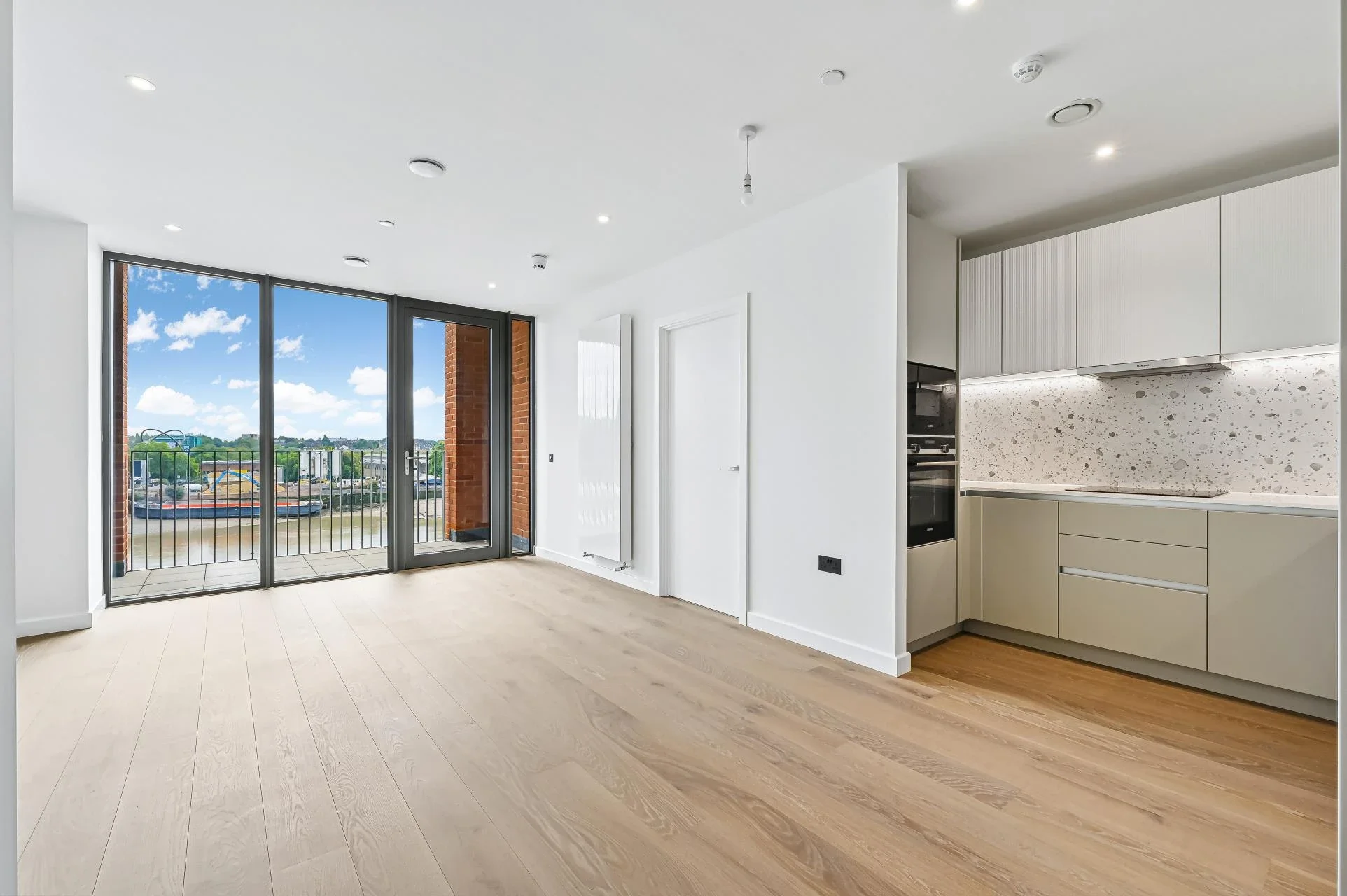 Flat Carnwath Road in Greater London